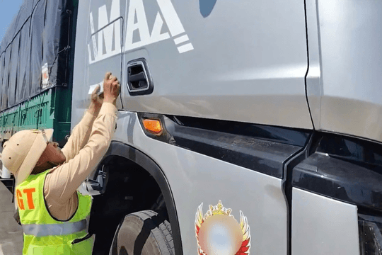 Xe đầu kéo vi phạm hàng loạt quy định, bị xử phạt 104 triệu đồng