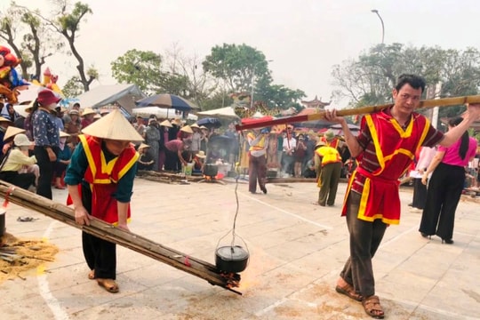 Rộn ràng Hội thi nấu cơm tại Lễ hội Kỳ phúc đình Phú Khê