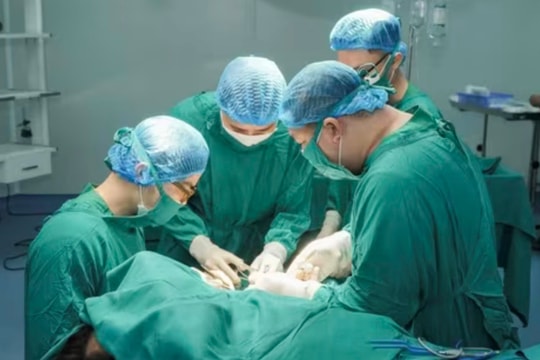 Nối thành công cánh tay đứt lìa cho công nhân bị tai nạn lao động