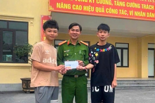Khen ngợi hai học sinh chủ động trả lại tài sản cho người bị mất