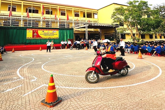 Ý thức giao thông bắt đầu từ cổng trường