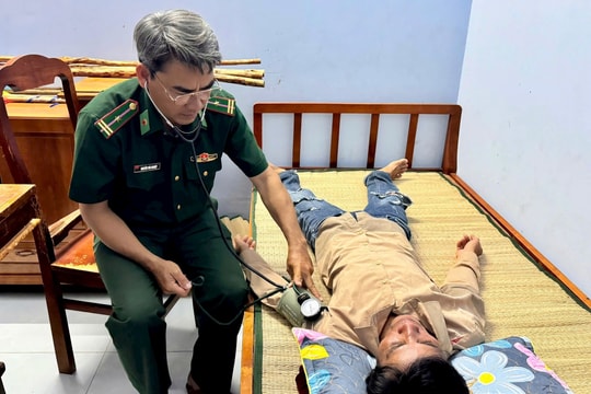 Kịp thời hỗ trợ 2 thuyền viên gặp nạn trên biển