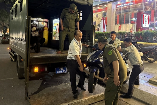 Phạt nhiều trường hợp để xe lấn chiếm lòng đường, vỉa hè