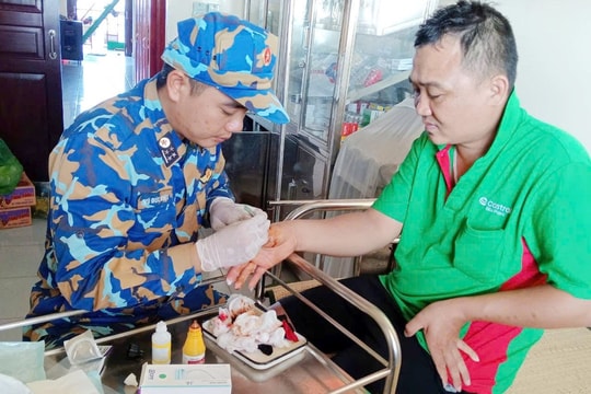 Cứu ngư dân gặp tai nạn trên biển