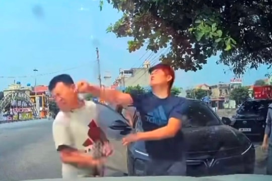 Tạm giữ hình sự tài xế hành hung người khác trên đường