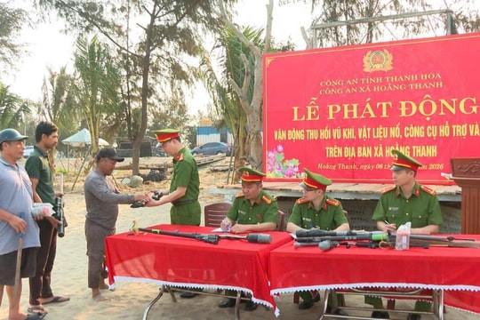 Ngư dân Thanh Hóa giao nộp vũ khí, vật liệu nổ