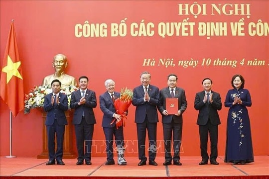 Tổng Bí thư, Chủ tịch nước Tô Lâm trao Quyết định của Bộ Chính trị chỉ định tham gia Đảng ủy Quốc hội nhiệm kỳ 2025 – 2030