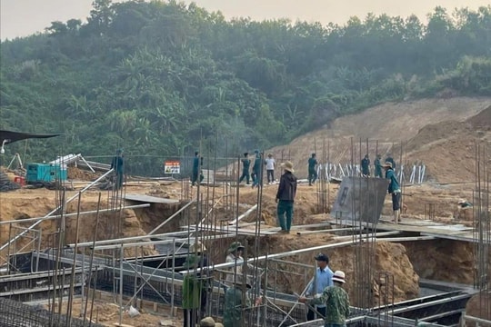 Bộ đội Đà Nẵng chung tay xây dựng trường học vùng biên