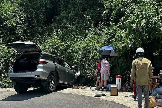 Ô tô lao xuống mương, 6 người thương vong