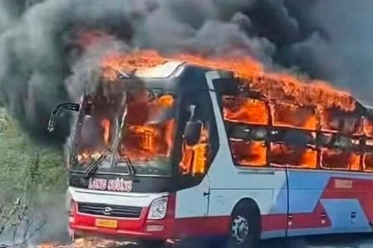 Xe khách cháy trơ khung trên Quốc lộ 1
