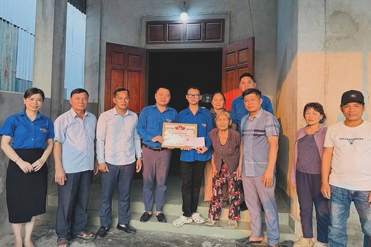 Tuyên dương nam sinh dũng cảm cứu 2 người giữa sóng dữ