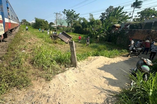 Tàu SE9 va chạm xe công nông ở lối đi tự mở, 1 người tử vong