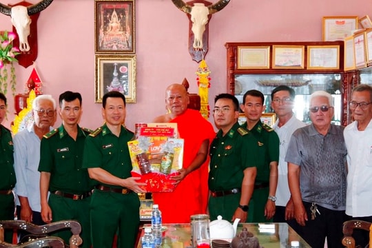 BĐBP TP Cần Thơ thăm, tặng quà các chùa Khmer nhân dịp Tết cổ truyền Chôl Chnăm Thmây