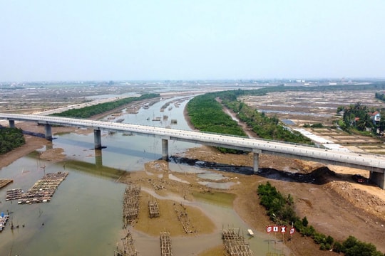 Cầu Quỳnh Nghĩa hơn 200 tỷ đồng chưa thể thông xe vì vướng mặt bằng