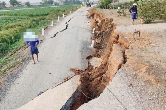 Đường ven sông sụt lún hơn 2m