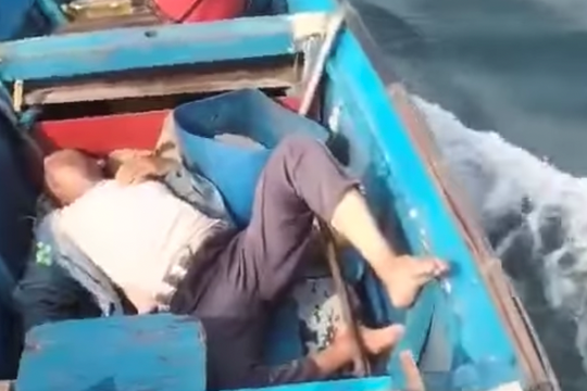 Ngư dân 68 tuổi kiệt sức sau một ngày mất tích trên biển