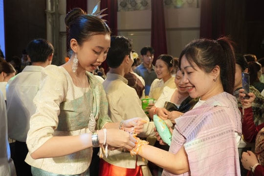 Ấm tình hữu nghị Việt - Lào trong Tết Bunpimay 2026 tại Quảng Ninh