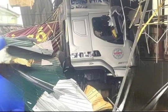 Nghệ An: Xe container mất lái, lao vào nhà dân ven Quốc lộ 1A