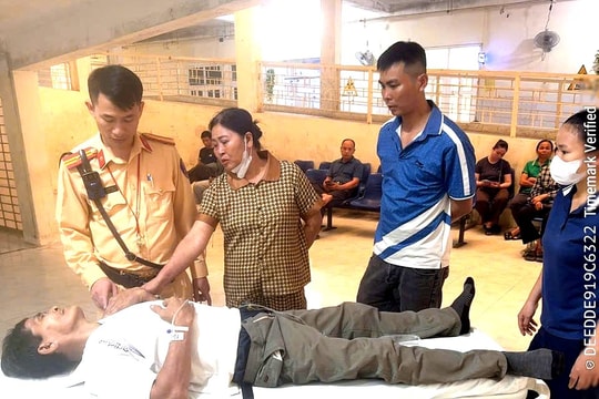 Cảnh sát giao thông cứu sống người đàn ông đột quỵ giữa đường