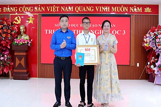 Nghệ An: Trao Huy hiệu “Tuổi trẻ dũng cảm” cho hai học sinh