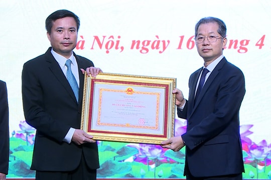 Tòa án nhân dân thành phố Hà Nội đón nhận Huân chương Lao động hạng Nhất
