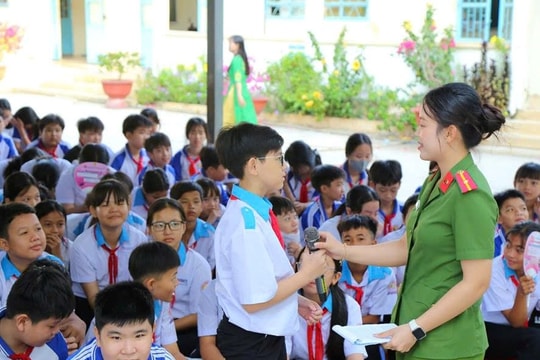 Đưa pháp luật đến gần học sinh bằng những việc làm giản dị