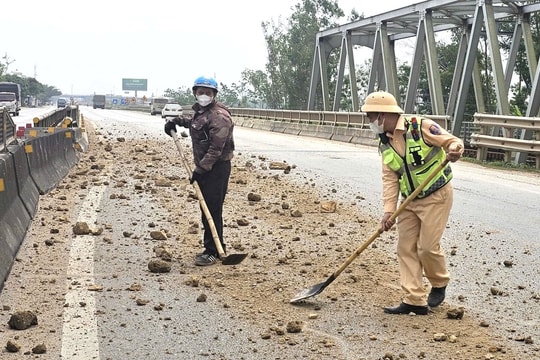 CSGT kịp thời dọn đất đá, ngăn nguy cơ tai nạn trên quốc lộ