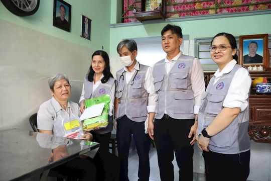 Ấm lòng trong ngày khám sức khỏe toàn dân