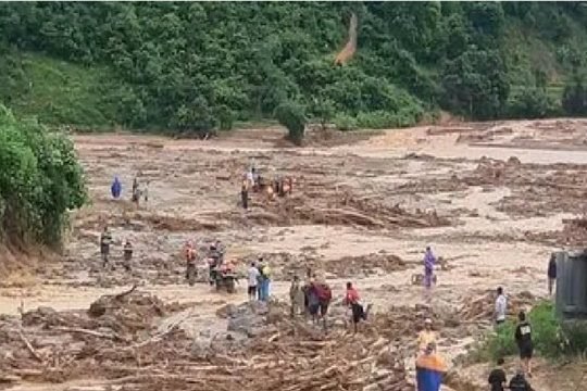 Mưa dông trên biển kèm lốc xoáy, nhiều khu vực nguy cơ lũ quét, sạt lở đất