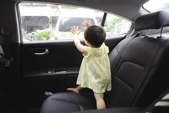 Bé gái hơn 2 tuổi tử vong nghi bị bỏ quên trên ô tô