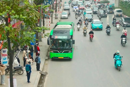 Hà Nội triển khai đưa 53 xe buýt điện vào vận hành