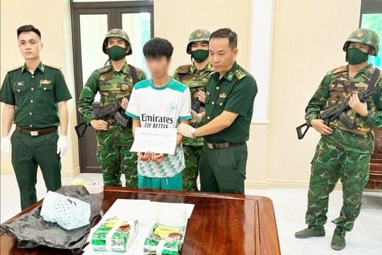 Bắt đối tượng vận chuyển gần 2kg ma túy đá