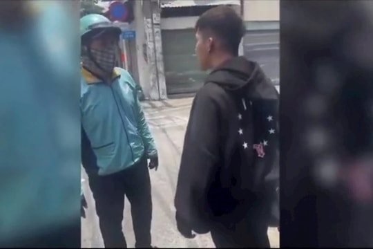 Mâu thuẫn sau va chạm, tài xế xe ôm công nghệ hành hung người đi đường
