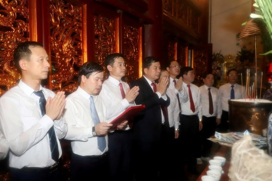 Phú Thọ: Cụm số 11 thành kính dâng hương tại Đền Hùng, nguyện dựng xây quê hương giàu đẹp