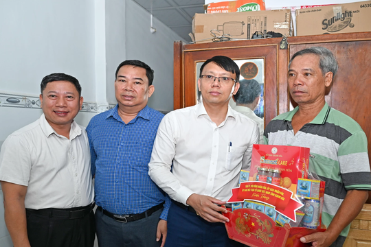 Khánh Hòa thăm, tặng quà người có công