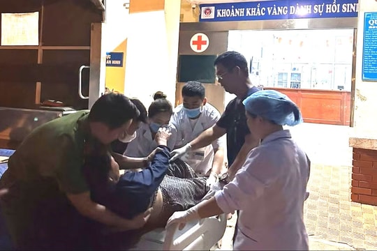 Hỗ trợ đưa nạn nhân tai nạn giao thông đi cấp cứu kịp thời