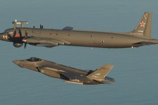 Tiêm kích tàng hình F-35 chặn máy bay trinh sát Nga