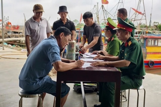 Người dân tự nguyện giao nộp 2 súng tự chế, 55 đầu đạn, vũ khí
