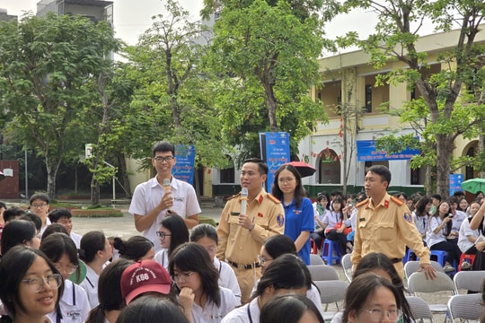 Trường THPT Thái Phiên sôi nổi tuyên truyền, vấn đáp kiến thức “Giao thông xanh”