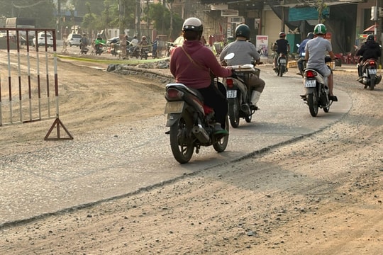 Bụi mù, kẹt xe bủa vây cửa ngõ chợ đầu mối lớn nhất Huế