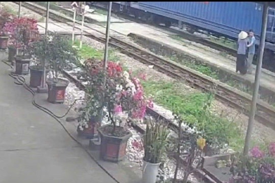 Công nhân đường sắt dũng cảm cứu cụ bà khỏi đường ray trong gang tấc