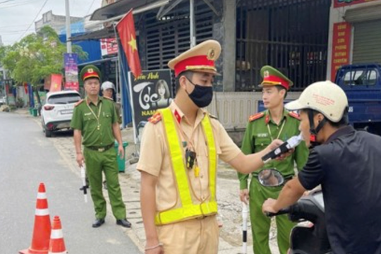 Ra quân khép kín, xử lý mạnh tay vi phạm giao thông
