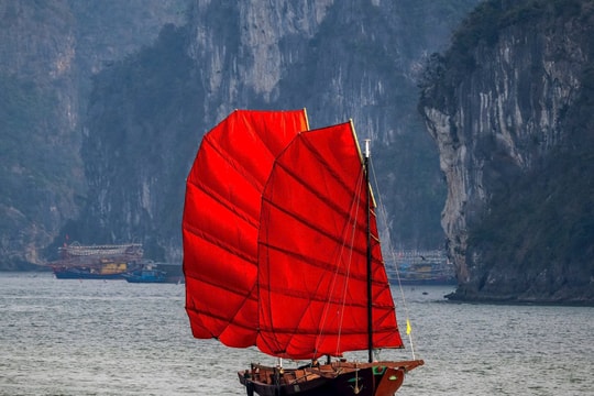 Tạm hoãn khai trương tour thuyền buồm ba vách trên Vịnh Hạ Long