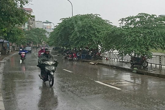 Nghỉ lễ 30/4: Mưa dông diện rộng, biển cảnh báo nguy hiểm