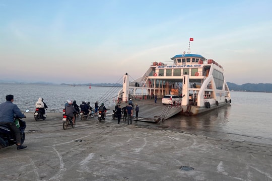 Tạm dừng chở ô tô, xe tải qua phà Đồng Bài chiều ra Cát Bà