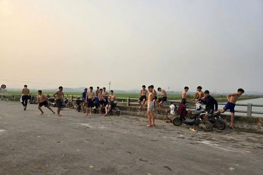 Nguy hiểm tiềm ẩn khi tắm kênh tiêu ở Nghệ An