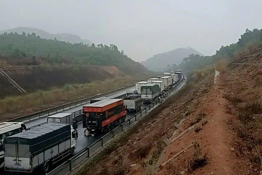 Tai nạn trên cao tốc Bắc – Nam gây ùn tắc kéo dài nhiều giờ