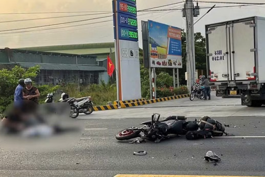 Va chạm với xe tải, hai người thương vong