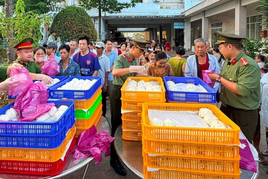 Lan tỏa yêu thương từ những suất ăn nghĩa tình