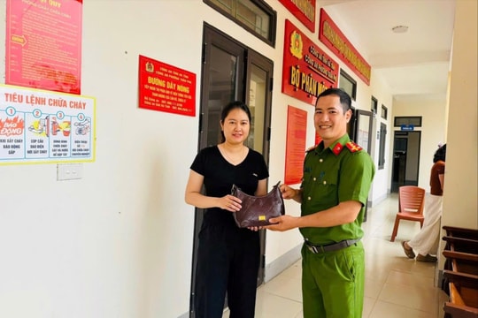 Chủ quán cà phê trả lại ví tiền chứa hàng chục triệu đồng cho người đánh rơi